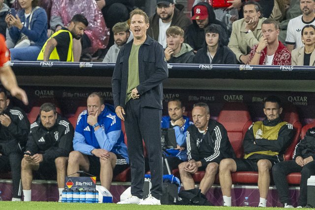 Julian Nagelsmann vor der Bank