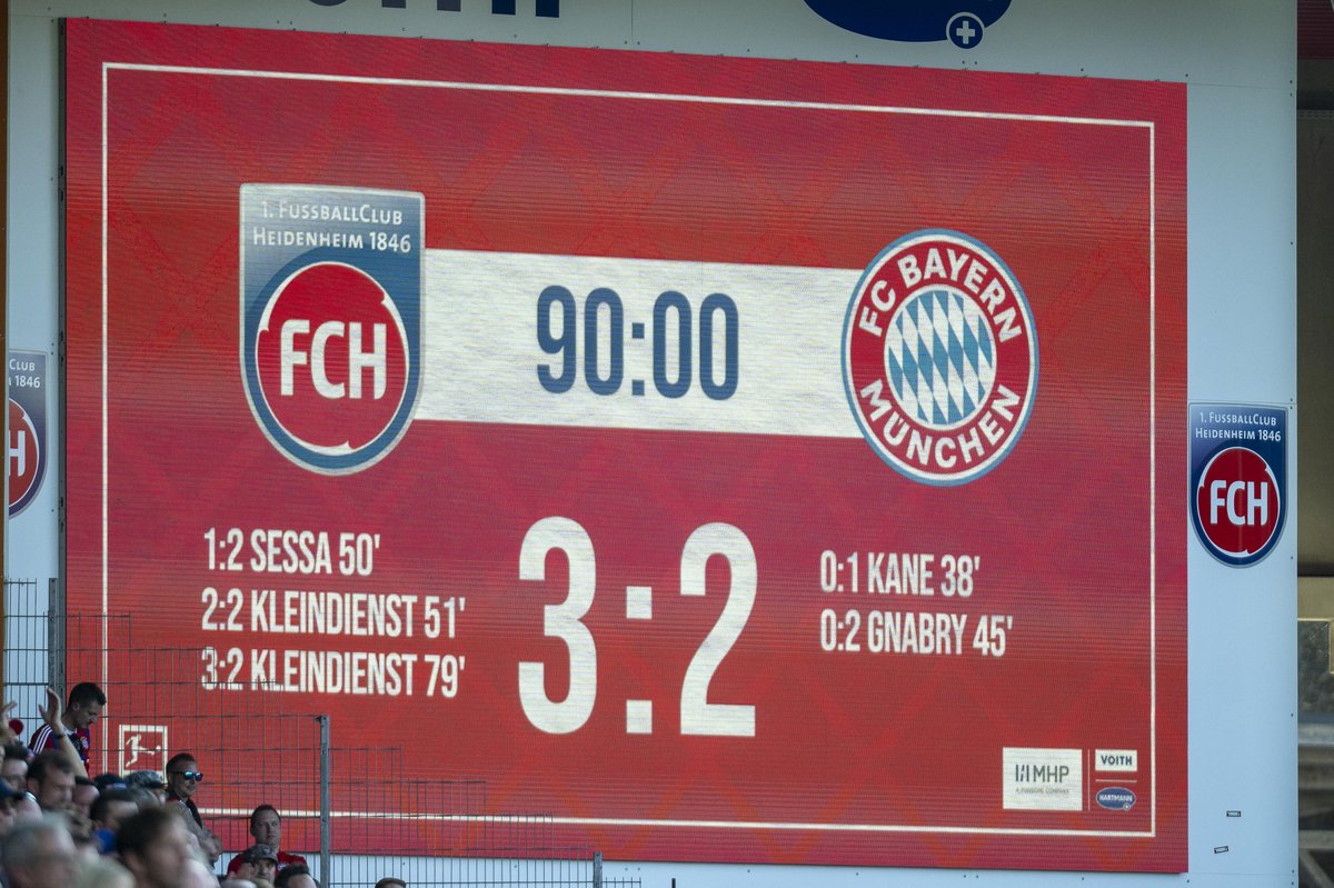 Anzeigetafel nach 90 Minuten: FC Heidenheim gegen FC Bayern München 3:2 mit Torschützen