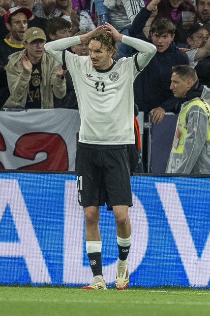 Nick Woltemade mit den Händen am Kopf