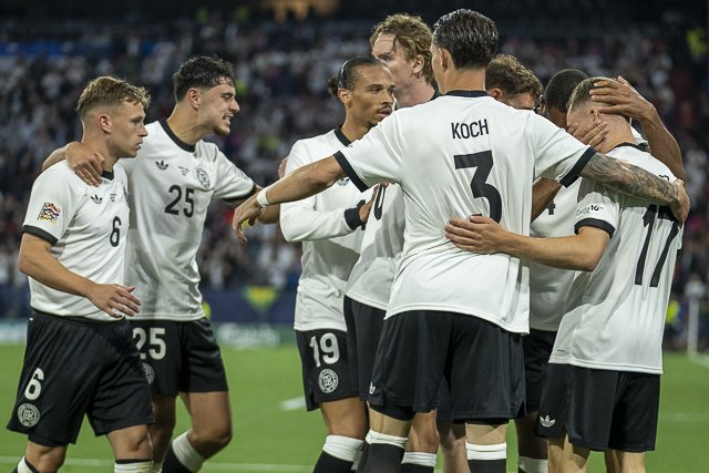 Die deutsche Mannschaft feiert das 1:0