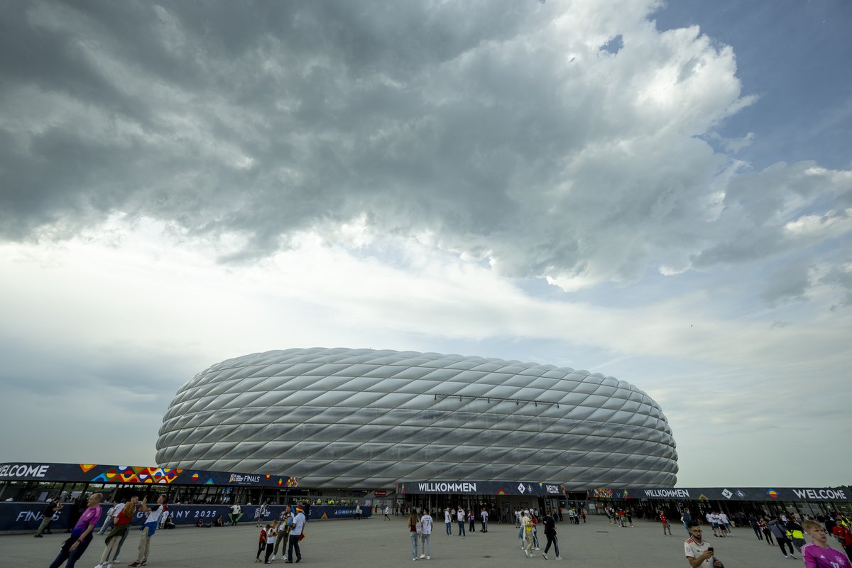 Gewitterwolken über der Allianz Arena