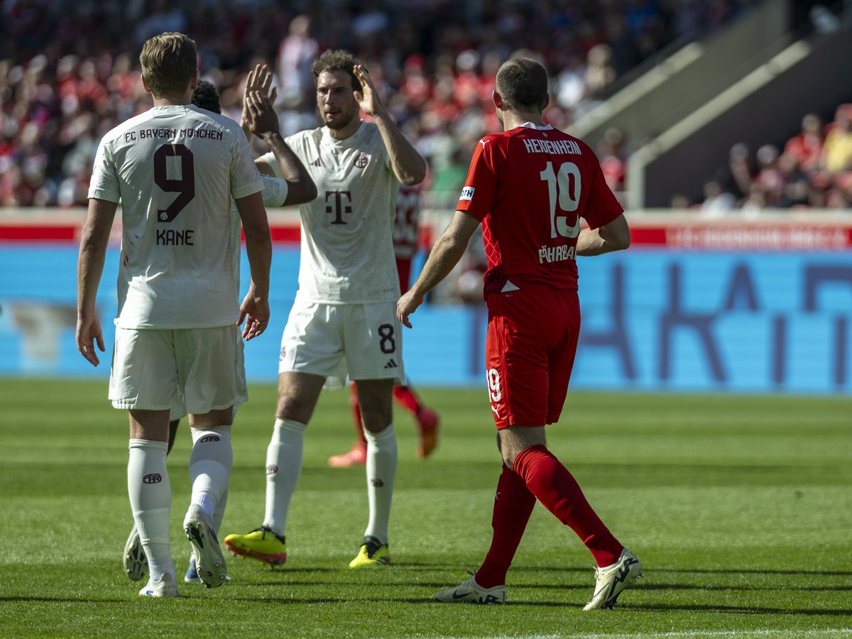 Bayern-Spieler nach dem 0:2, Jonas Föhrenbach geht enttäuscht weg
