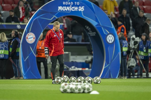 Spielbälle vor dem Bogen „Road to Munich 25“
