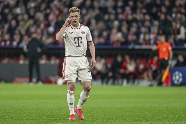 Joshua Kimmich gibt Anweisungen