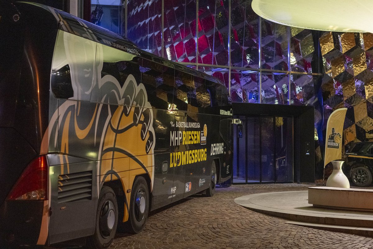 Teambus der MHP RIESEN vor der Spielbank