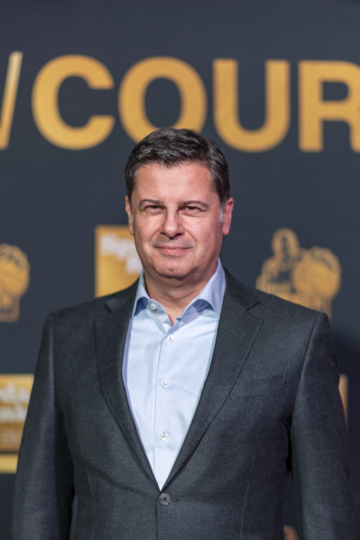 Christian Seifert, CEO Dyn Media, an der Fotowand