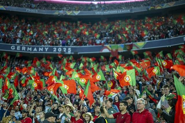 Portugiesische Fans mit Fahnen