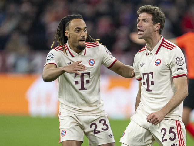Sacha Boey und Thomas Müller nach dem 1:1
