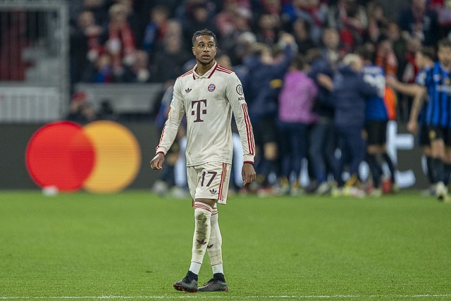 Olise allein, dahinter jubelt Inter