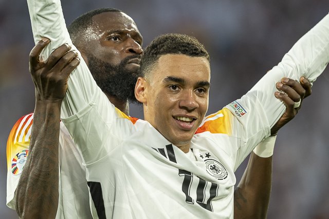 Jamal Musiala und Antonio Rüdiger feiern das 2:0