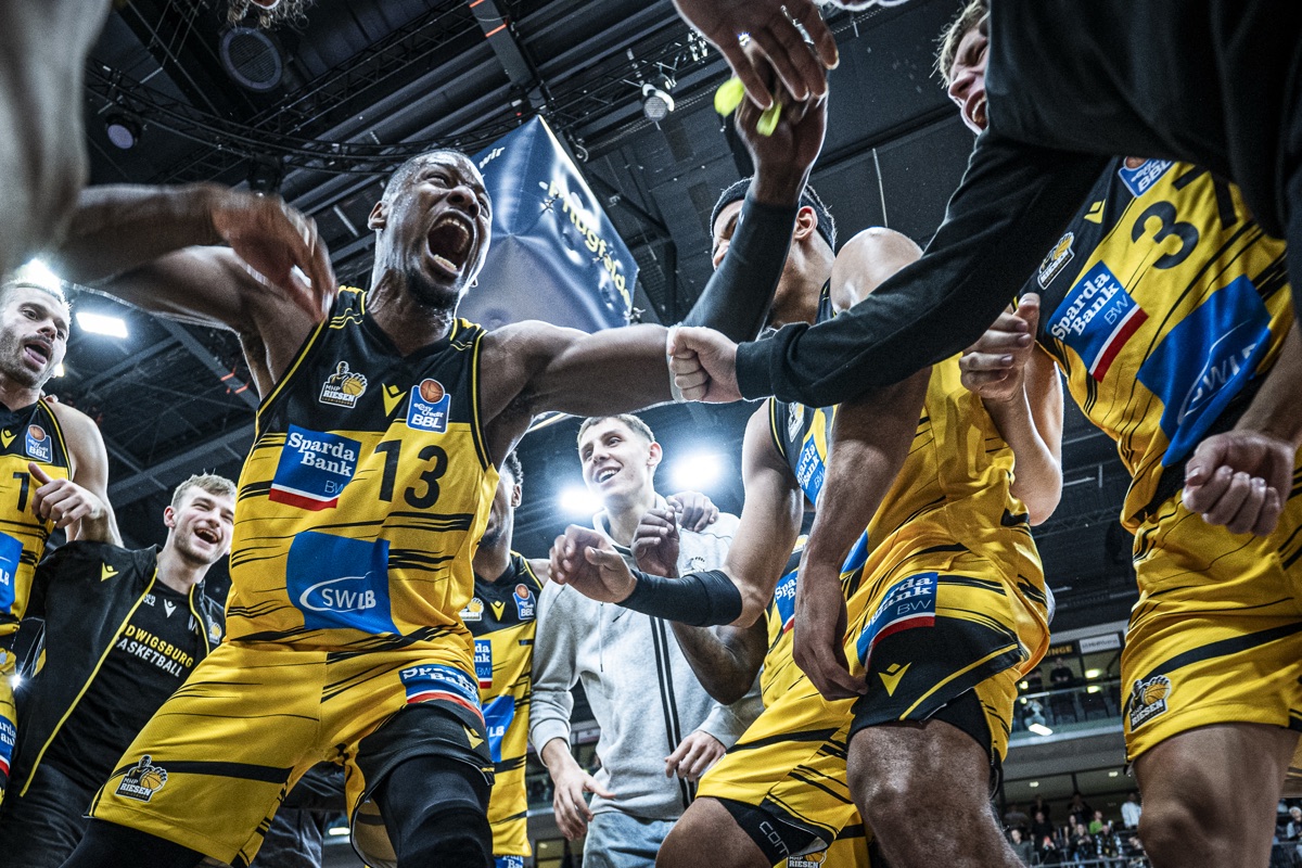 MHP RIESEN Ludwigsburg: Spieler jubeln im Teamkreis nach dem Spiel, Untersicht aus dem Kreis