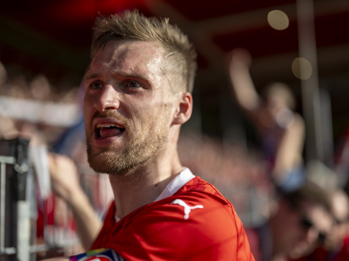 Patrick Mainka feiert mit den Fans am Zaun