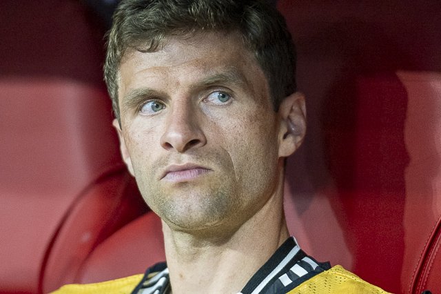 Thomas Müller auf der Bank vor dem Anpfiff