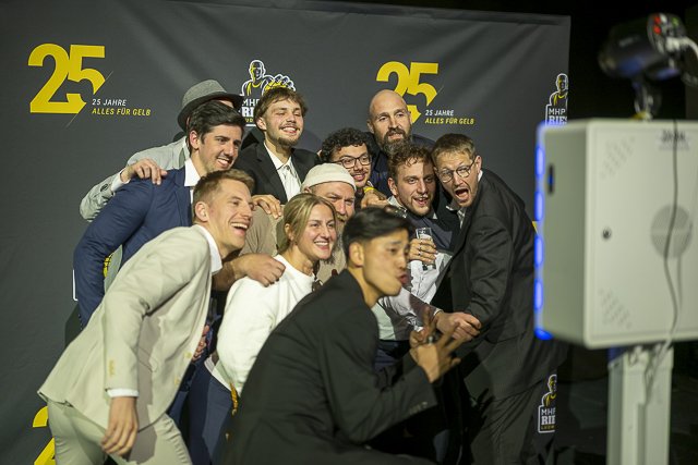Team der MHP RIESEN Ludwigsburg an der Fotobox