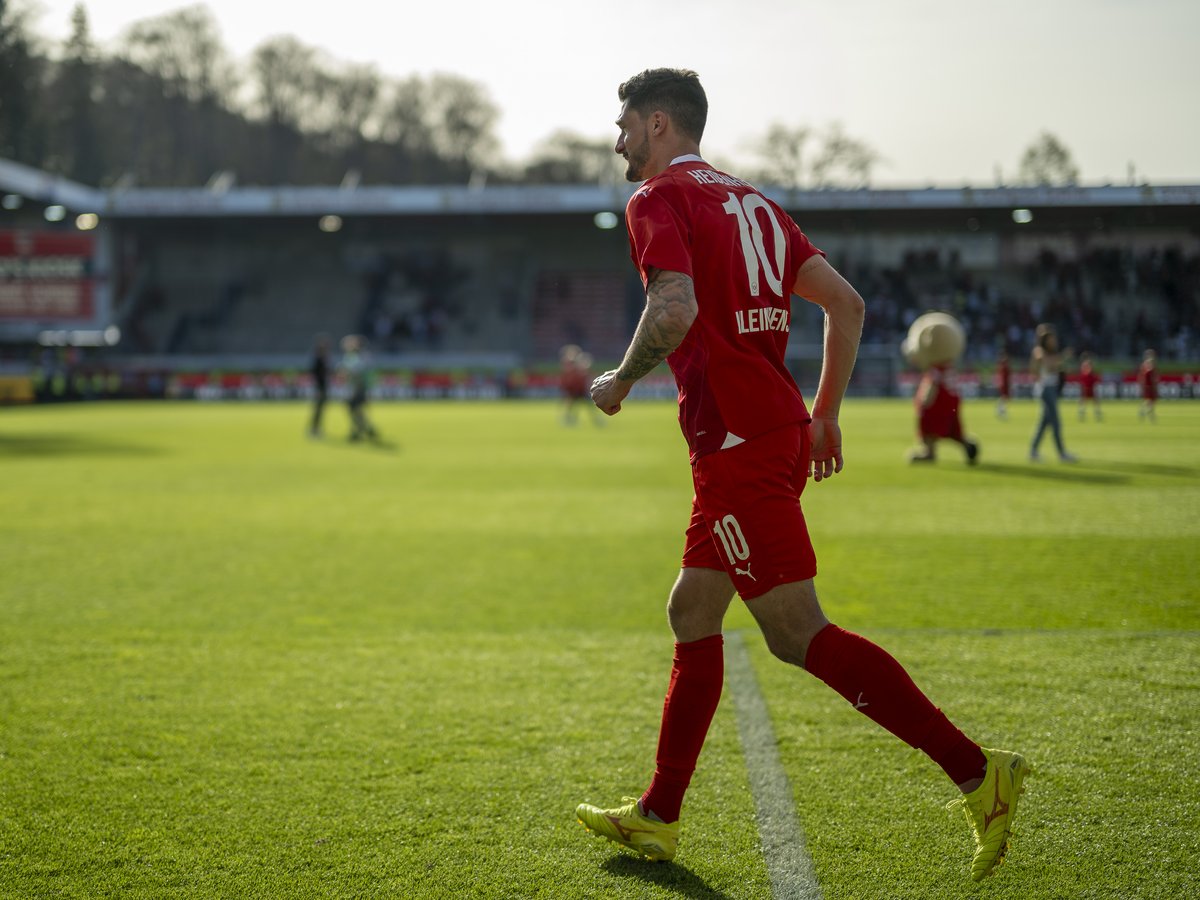 Tim Kleindienst geht im Abendlicht allein über den Rasen