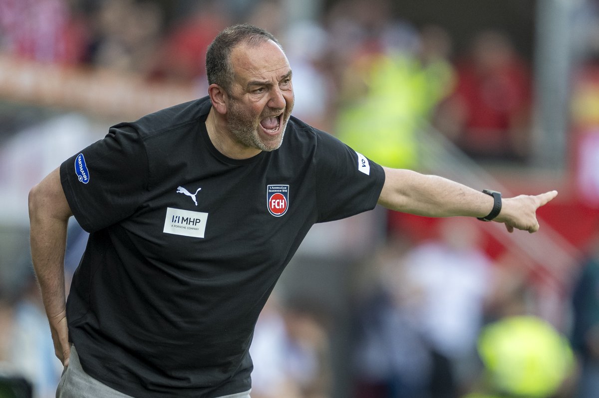 Frank Schmidt, Trainer des FC Heidenheim, ruft und zeigt an der Seitenlinie