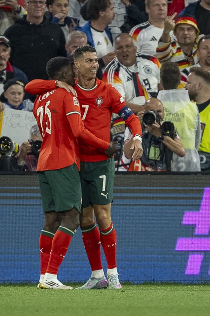 Ronaldo umarmt Nuno Mendes vor den Fotografen