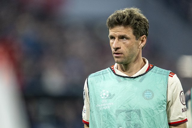Thomas Müller im Leibchen auf der Bank
