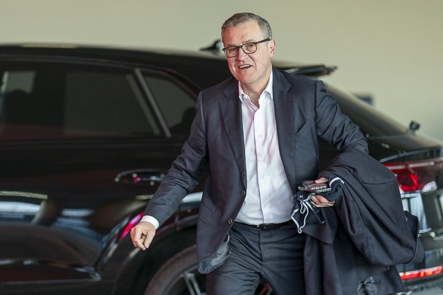 Jan-Christian Dreesen kommt eilig zur Arena