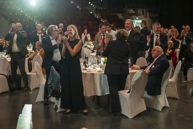 Die Gäste stehen und applaudieren