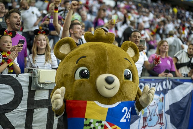 EM-Maskottchen Albärt vor den Fans