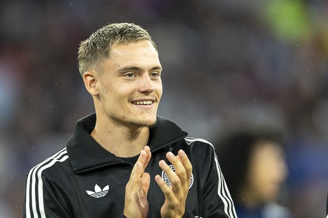 Florian Wirtz lächelt vor dem Anpfiff