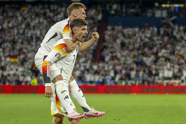 Jubel nach dem Elfmeter zum 3:0, Kimmich springt auf
