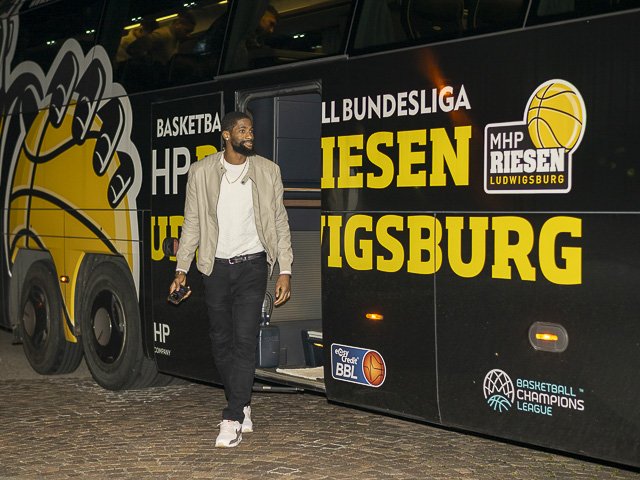 Ein Spieler steigt aus dem Teambus