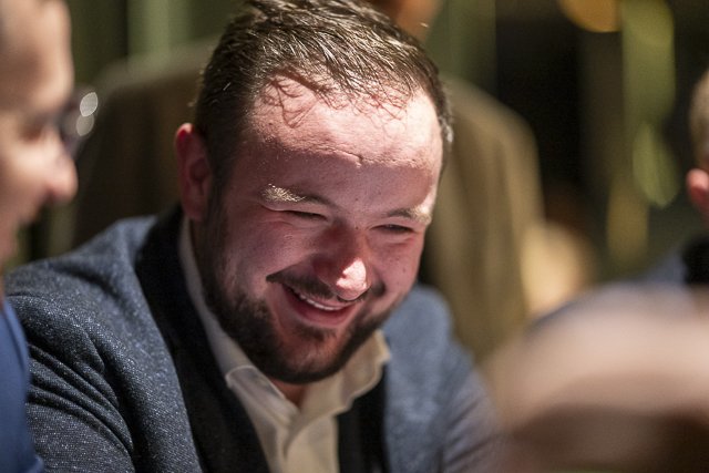 Ein Spieler lacht am Tisch