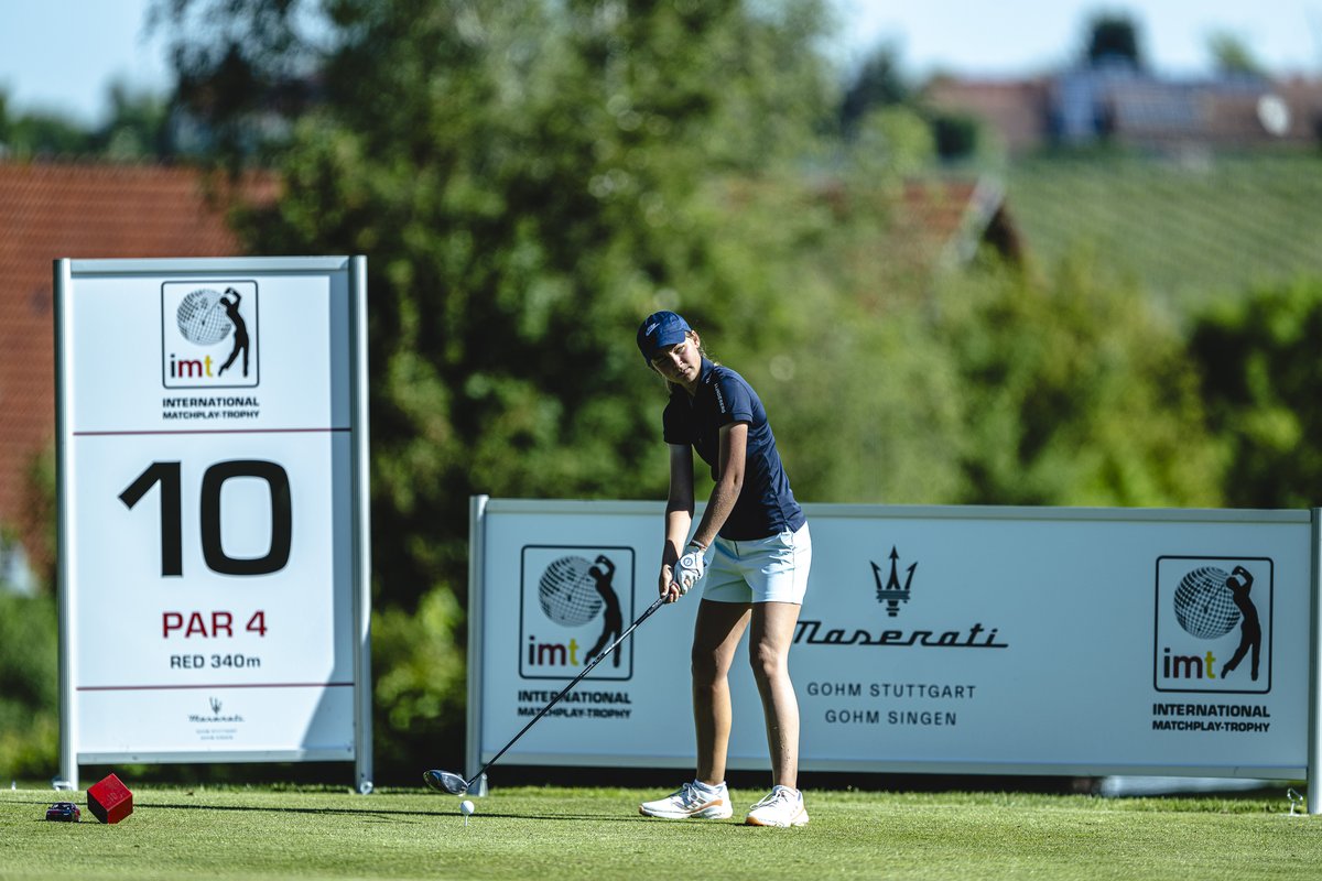 Spielerin beim Abschlag an Tee 10 mit Turnierbeschilderung