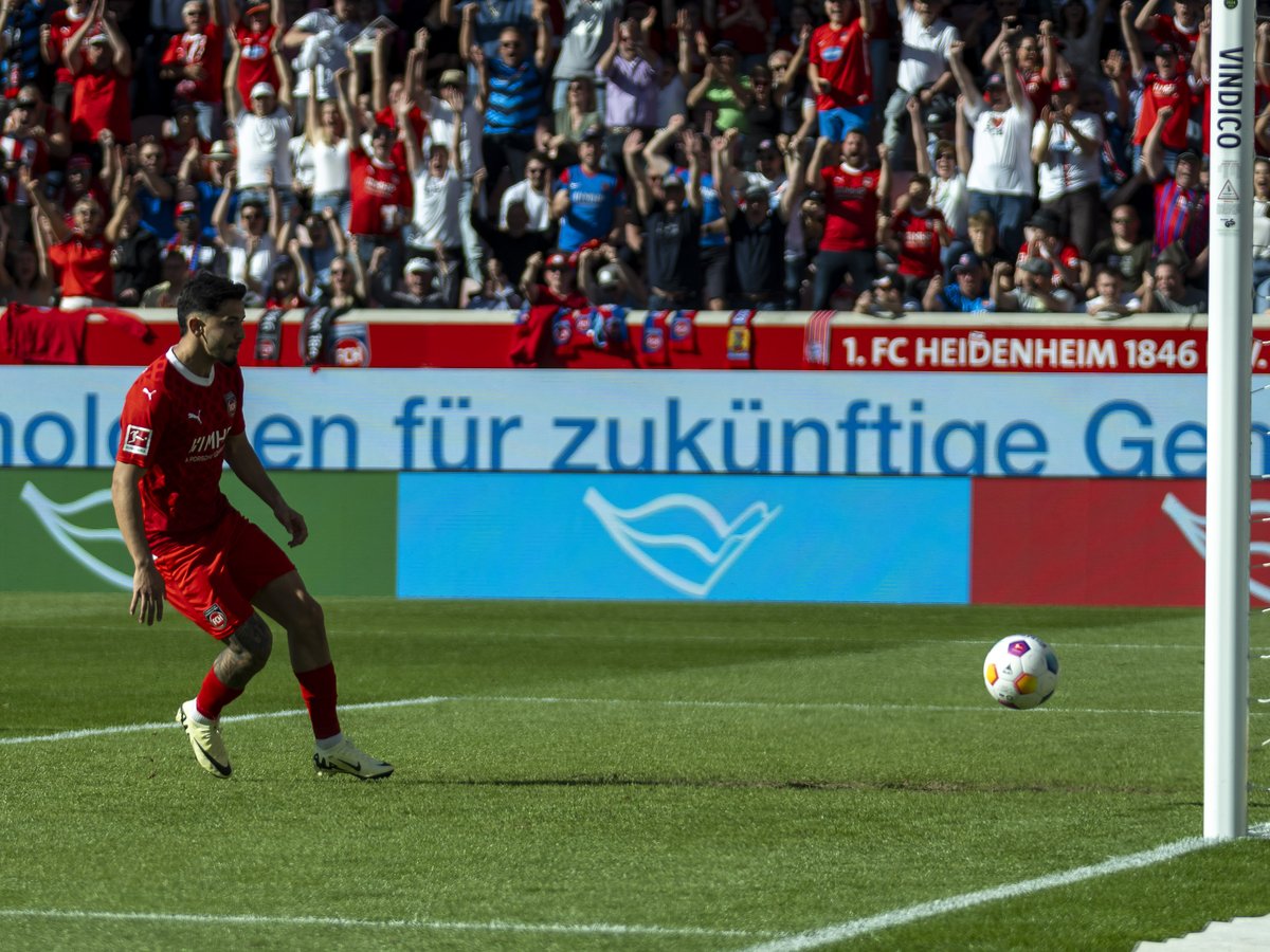 Kevin Sessa trifft zum 1:2 vor der jubelnden Heimtribüne