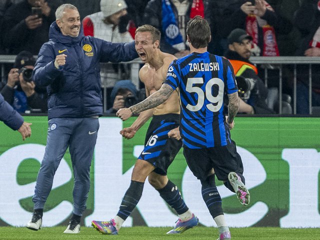Davide Frattesi feiert das 1:2 vor der Inter-Bank