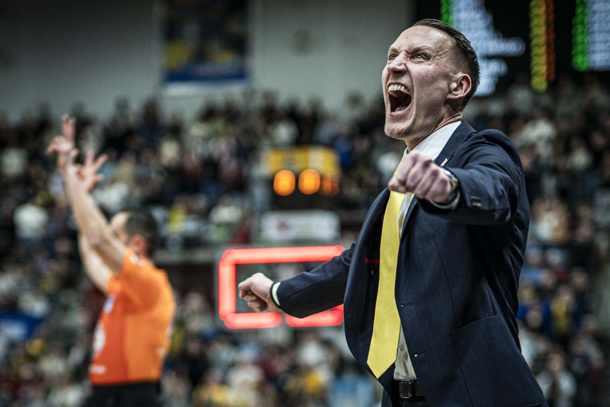 MHP RIESEN Ludwigsburg: Headcoach an der Seitenlinie, emotional, Schiedsrichter im Hintergrund