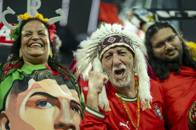 Portugiesische Fans, einer mit Federschmuck