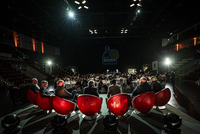 Talkrunde im Gegenlicht, Blick über die Sessel