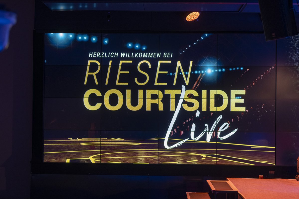 Leinwand mit „Herzlich willkommen bei RIESEN Courtside Live“