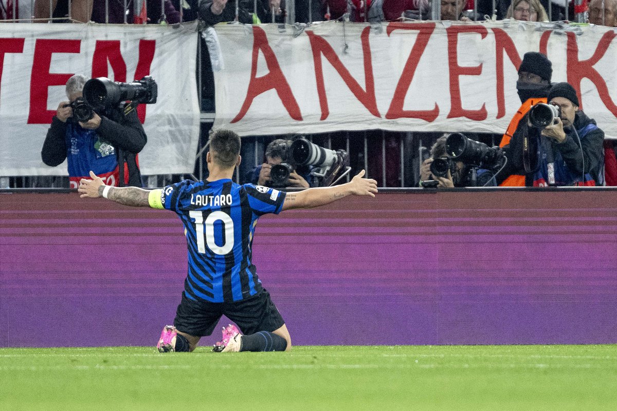 Lautaro Martínez kniet nach dem 0:1 vor den Fotografen