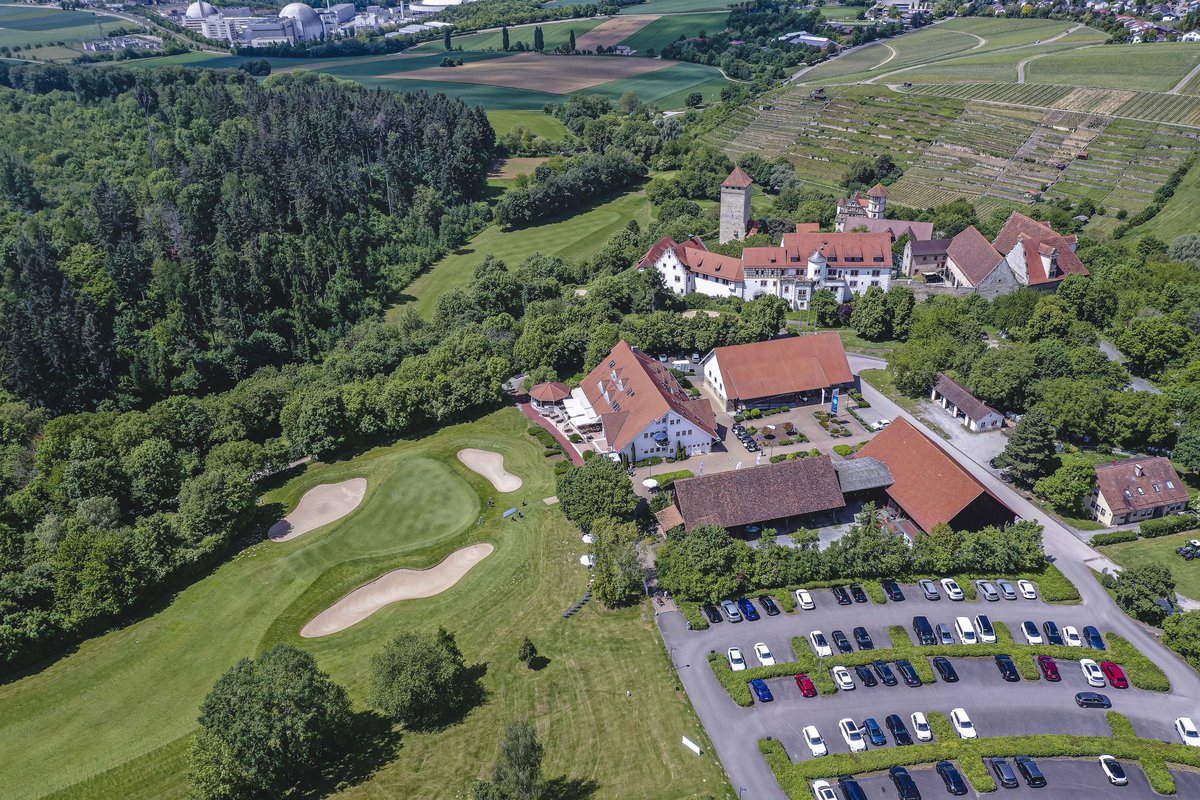 Luftbild der Golfanlage mit Schloss, Clubhaus und Bunkern in Neckarwestheim