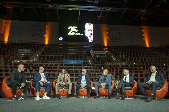 Talkrunde vor der Jubiläumsleinwand