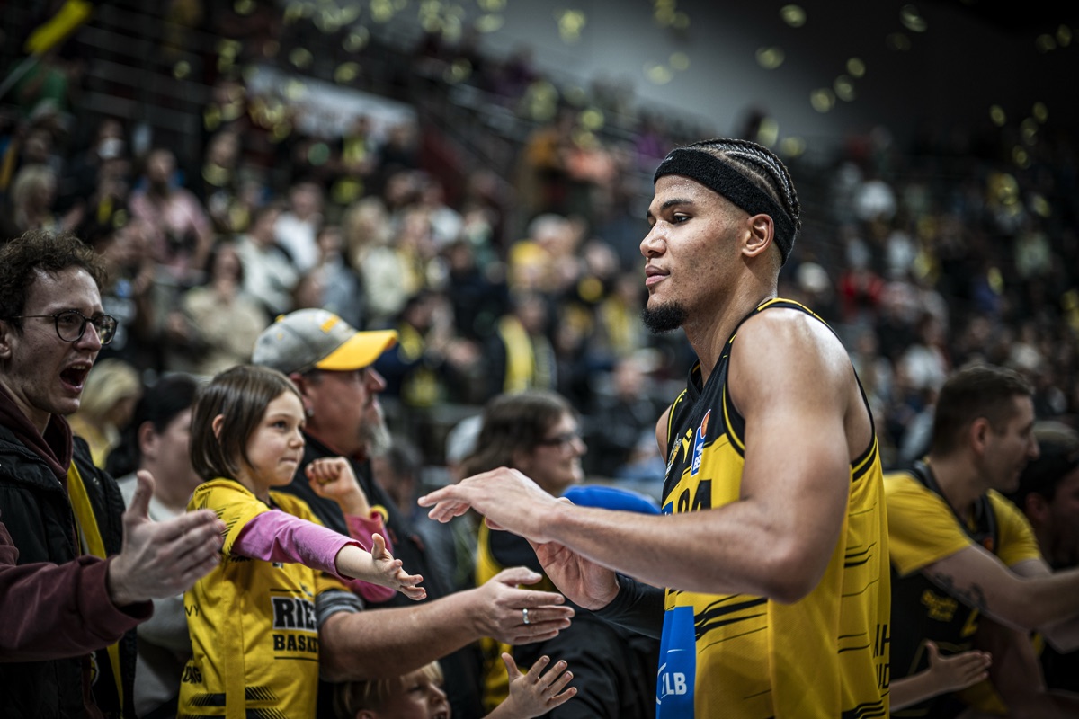 Nach dem Spiel: Spieler klatscht mit Fans ab, ein Kind streckt die Hand aus