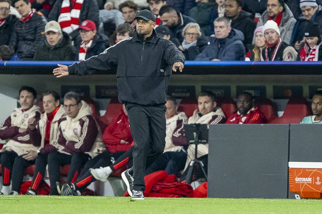 Vincent Kompany an der Seitenlinie vor der Bank