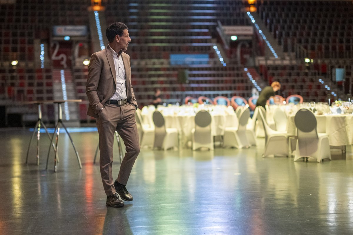 Alexander Reil allein in der gedeckten Halle