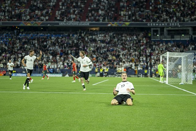 Florian Wirtz rutscht nach dem 1:0 auf den Knien