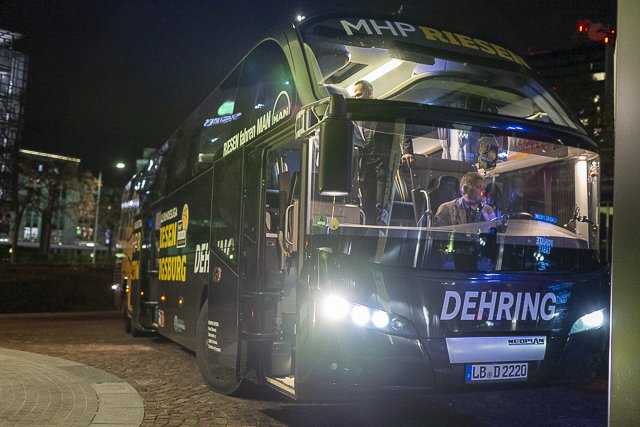 Der Bus fährt in der Nacht vor
