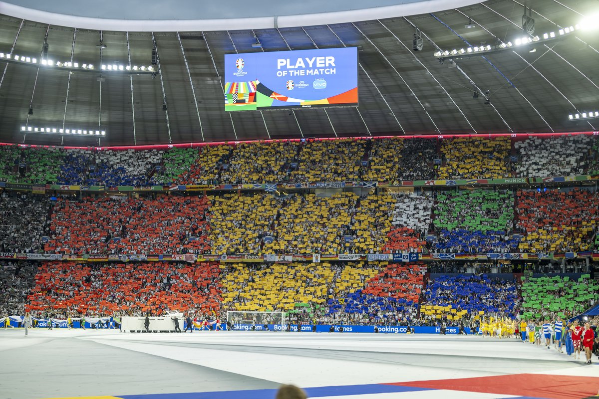 Bunte Choreografie über das ganze Stadion