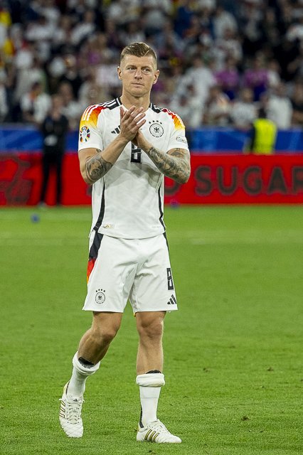 Toni Kroos applaudiert nach dem 5:1
