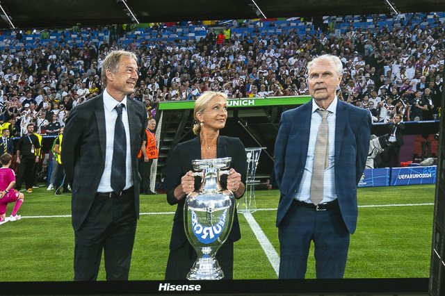 Jürgen Klinsmann und Heidi Beckenbauer mit dem EM-Pokal