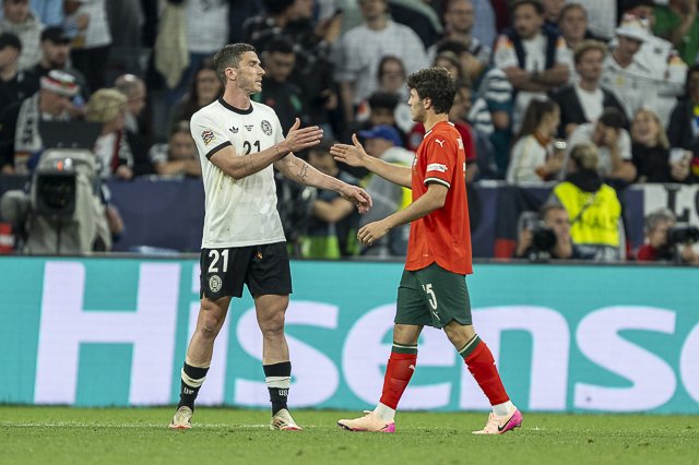 Robin Gosens und Nuno Mendes nach dem Spiel