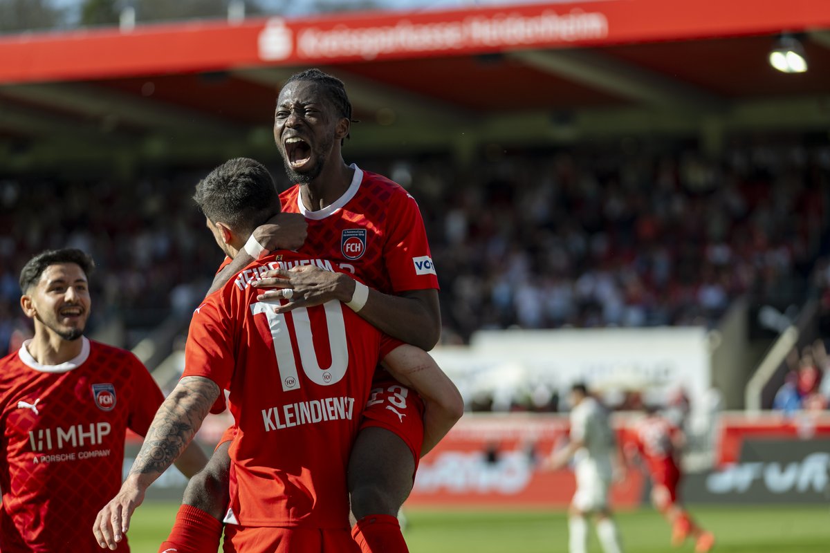 Omar Haktab Traoré springt Tim Kleindienst nach dem 2:2 jubelnd auf den Rücken