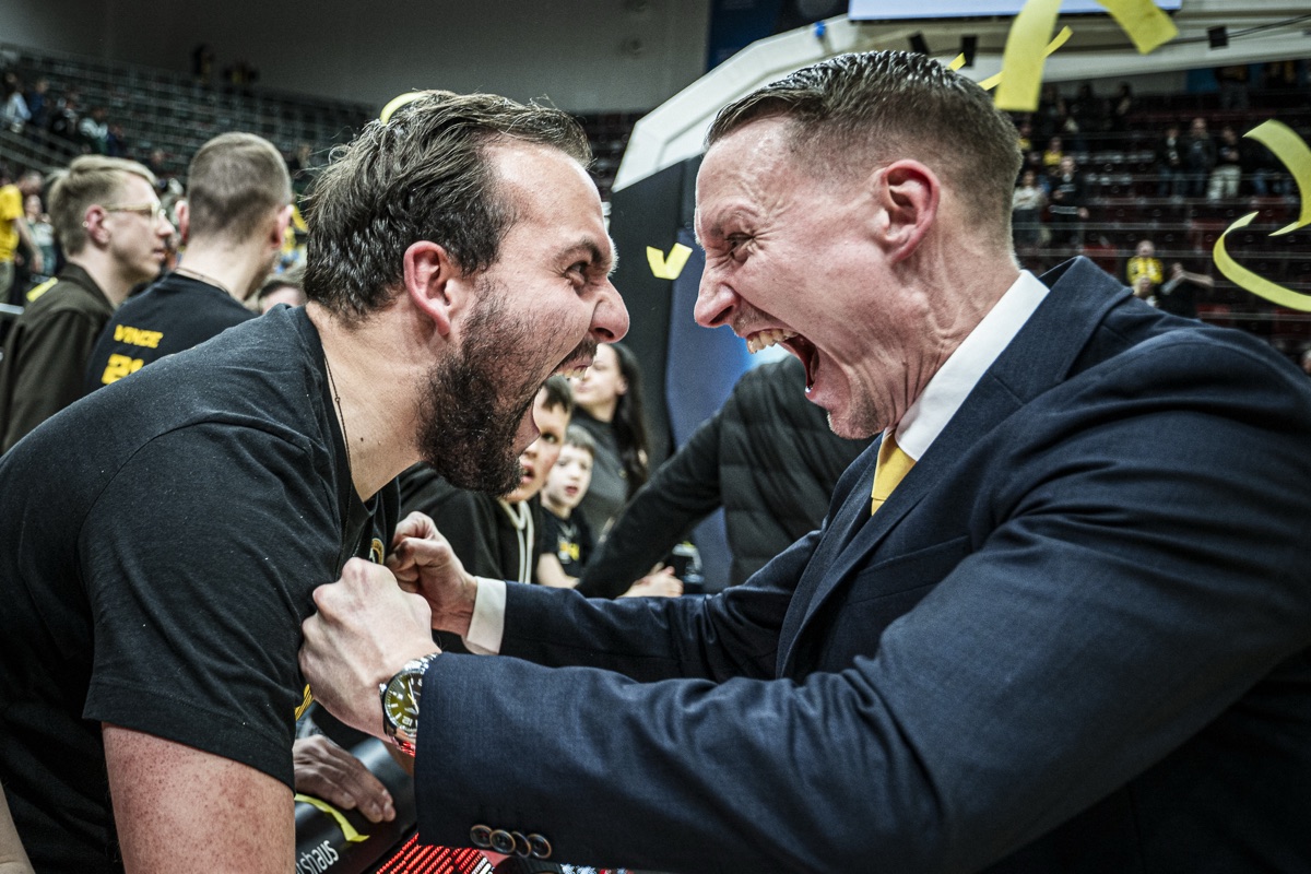 Headcoach und ein Staff-Mitglied schreien sich nach dem Sieg vor Freude an